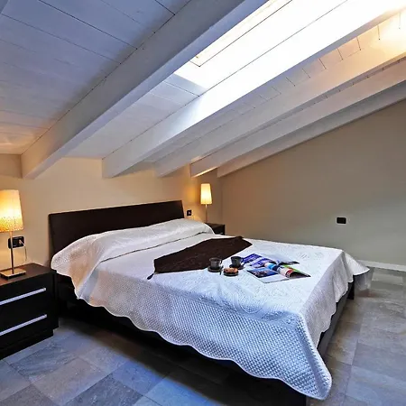 Sleeps 6 Pool Apartment Pianello Del Lario